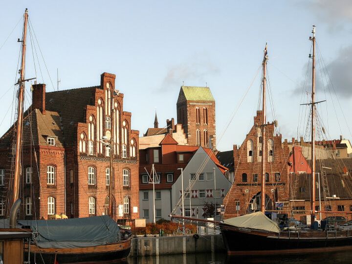 Blick auf den Alten Hafen und die Altstadt von Wismar
