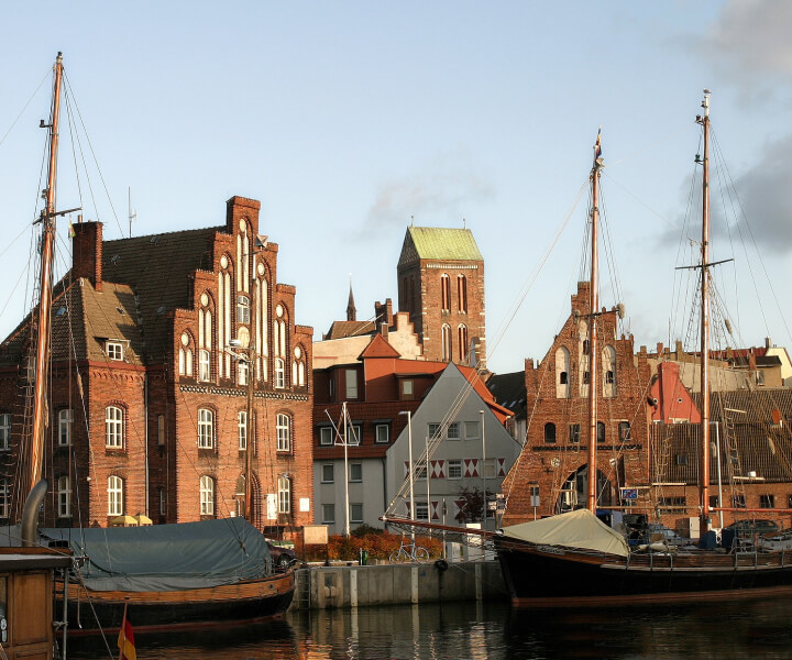 Blick auf den Alten Hafen und die Altstadt von Wismar